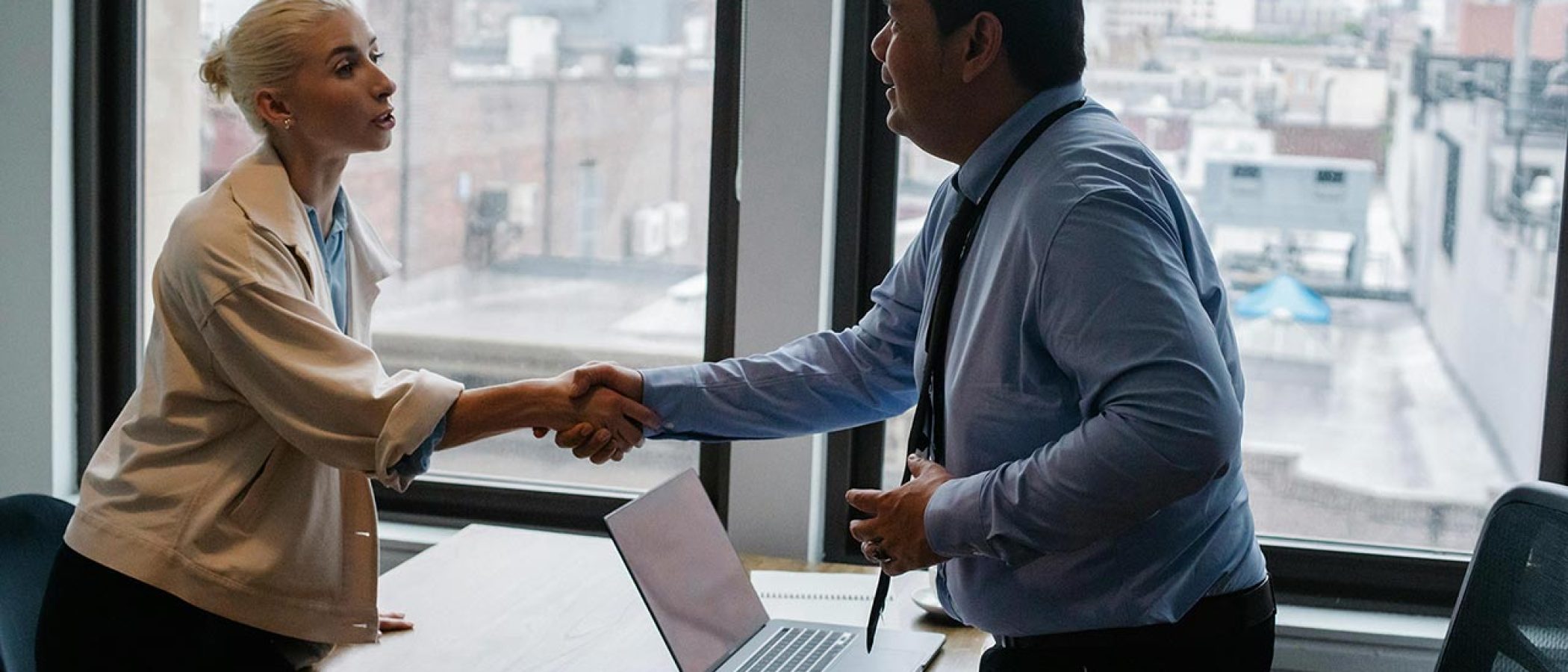 2 personas de relaciones públicas