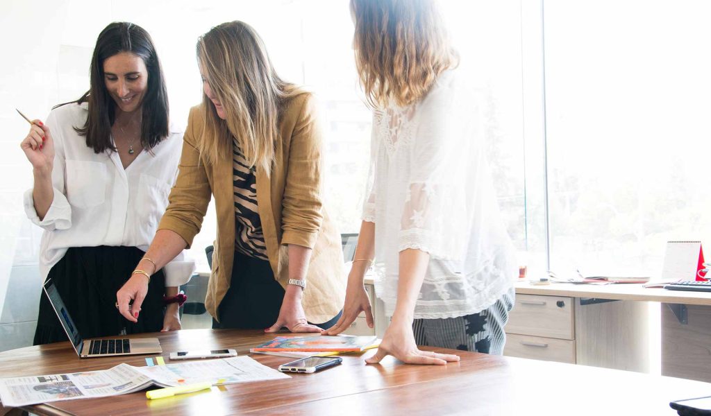 mujeres trabajando en comunicación y asertividad